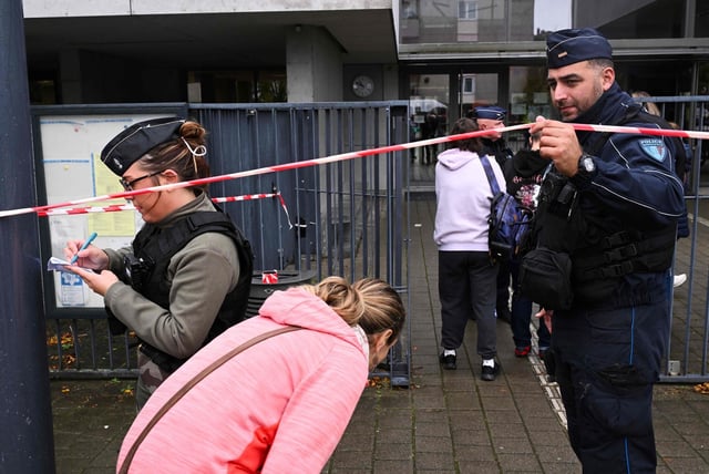 Una madre entra en la escuela Robert Schuman de Benfeld tras el ataque con cuchillo de un alumno a una profesora, este miércoles.