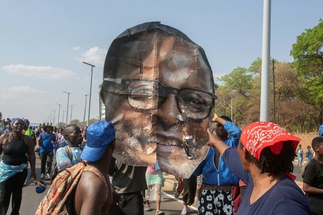 Partisans de l’ex-président Peter Mutharika et du Parti démocrate-progressiste (DPP) manifestent leur joie après que le président Lazarus Chakwera a reconnu sa défaite, à Lilongwe le 24 septembre 2025