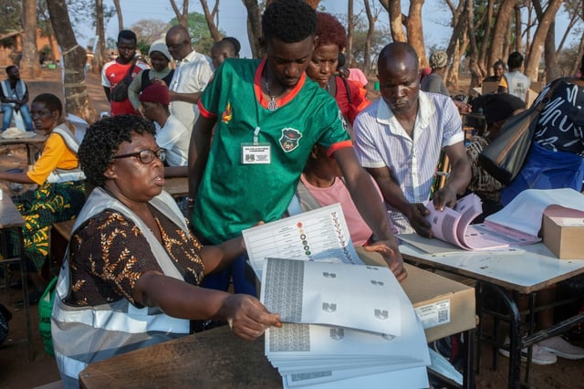 Dépouillement es bulletins de vote après la fermeture des bureaux de vote pour la présidentielle et les législatives, le 16 septembre 2025 à Lilongwe, au Malawi