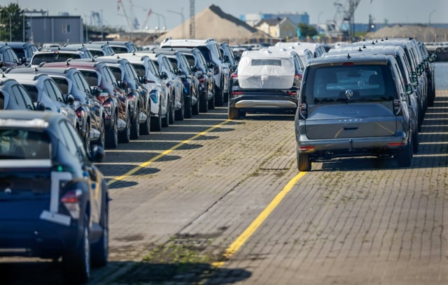 Die USA haben ihre Importzölle für Autos aus der Europäischen Union rückwirkend zum 1. August gesenkt. Ab diesem Datum werden nur noch 15 Prozent Zoll fällig statt wie bisher 27,5 Prozent, wie aus Dokumenten des US-Handelsministeriums und des Handelsbeauftragten Greer hervorgeht.