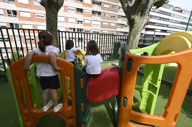 Un grupo de niñas, en un parque de Vigo, en una imagen de recurso.