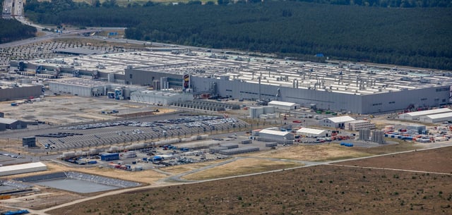 Blick auf das Gelände der Tesla Gigafactory in Grünheide