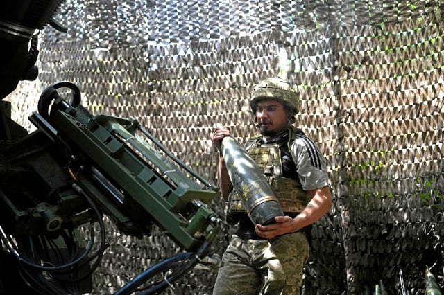 Malgré les pertes et un rapport de force qui n'est pas en leur faveur, les soldats ukrainiens tiennent leur position dans le Donbass, qui est lentement grignoté par les forces russes.

