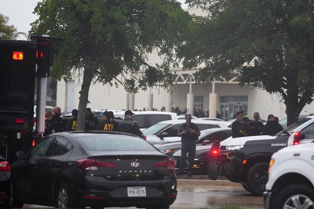 Vehículos de emergencia se desplegaron en las inmediaciones del centro de detención de Dallas tras el tiroteo