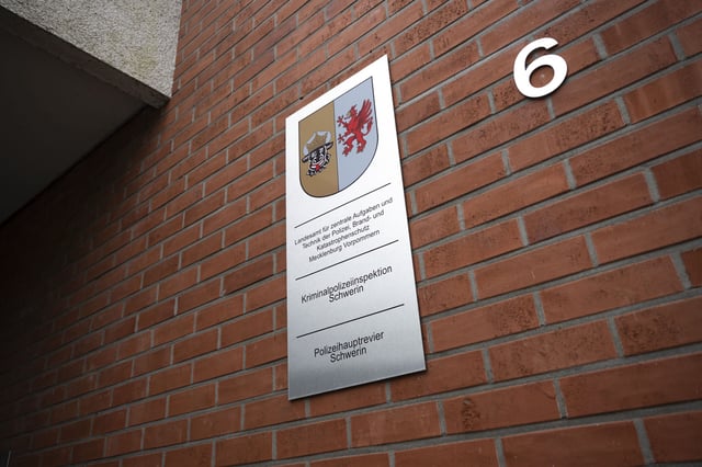 Die Staatsanwaltschaft Schwerin teilte mit, dass sie Ermittlungen wegen des Verdacht der Untreue gegen zwei hochrangige Beamte eingeleitet hat.