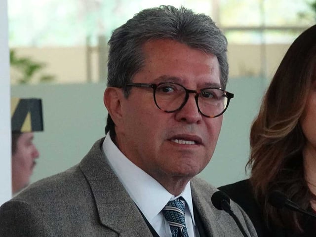 Monreal llama a prohibir venta de bebidas energizantes y pide resistir presiones empresariales