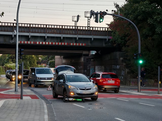 Die 14-Jährige soll mit ihrem E-Scooter über eine rote Ampel gefahren sein. Nach dem Unfall geriet der Roller unter das Auto.