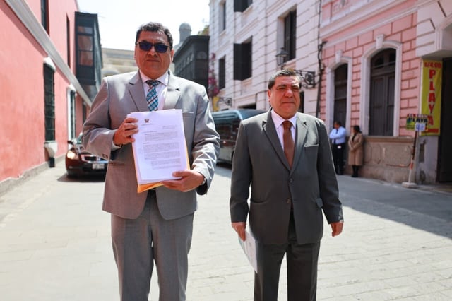 El procurador del JNE y el abogado del organismo electoral, Víctor García Toma, presentaron ante el TC una medida cautelar por el caso de Unidad Popular. Foto: JNE.