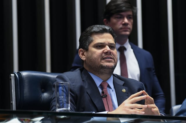 Alcolumbre citou o regimento interno do Senado e arquivou a PEC da Imunidade sem votação em plenário.