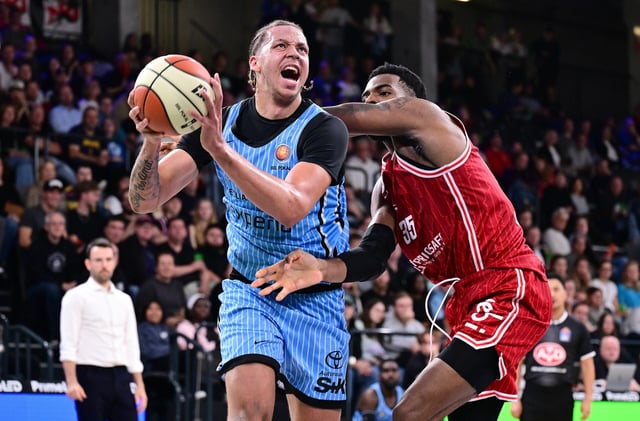 Towers-Neuzugang Zacharie Perrin behauptet den Ball.