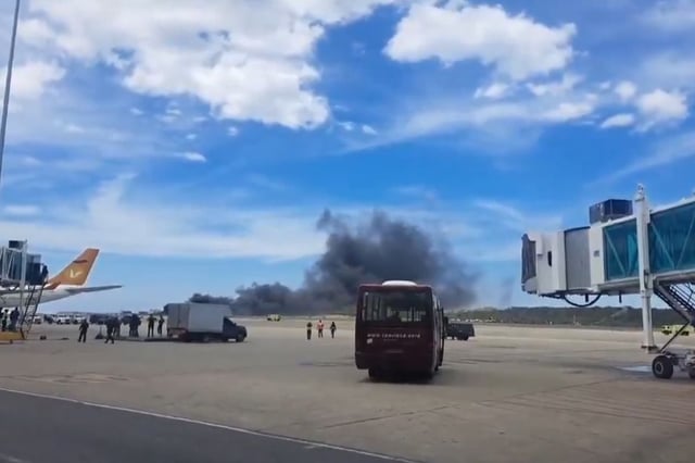 Al menos dos personas resultaron heridas este miércoles al precipitarse a tierra una aeronave poco después de despegar del aeropuerto de Venezuela. Foto: Captura de video | X/@agusantonetti