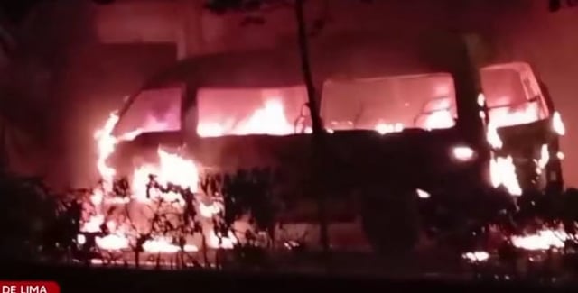 Combi fue incendiada mientras se hallaba estacionada en la vía pública. Foto: captura/América Noticias