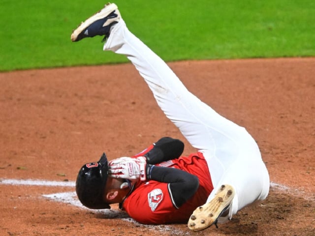 David Fry, tras recibir el pelotazo en la cara, el martes.