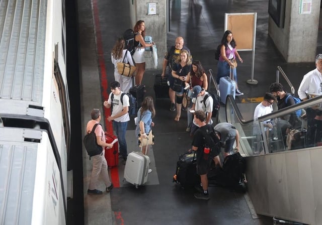 Pasajeros en uno de los andenes de la estación de tren de Córdoba