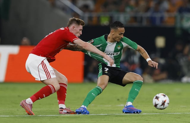 Soccer Football - UEFA Europa League - Real Betis v Nottingham Forest - La Cartuja de Sevilla, Seville, Spain - September 24, 2025 Nottingham Forest's Elliot Anderson in action with Real Betis' Antony REUTERS/Marcelo Del Pozo