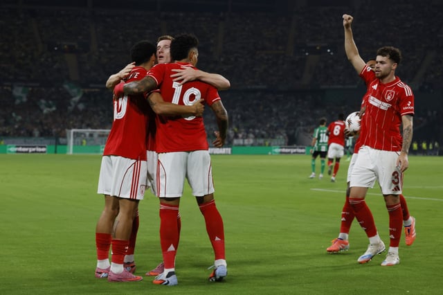 Soccer Football - UEFA Europa League - Real Betis v Nottingham Forest - La Cartuja de Sevilla, Seville, Spain - September 24, 2025 Nottingham Forest's Igor Jesus celebrates scoring their first goal with teammates REUTERS/Marcelo Del Pozo