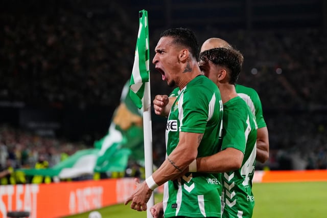 Antony celebra el 2-2 en el partido de Europa League entre el Real Betis y el Nottingham Forest en La Cartuja.