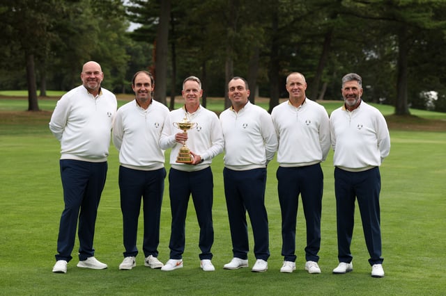 Golf - The 2025 Ryder Cup - Bethpage Black Golf Course, Farmingdale, New York, United States - September 23, 2025 Team Europe captain Luke Donald holds the Ryder Cup trophy as he poses with the vice captains during a team group photograph ahead of the competition REUTERS/Paul Childs