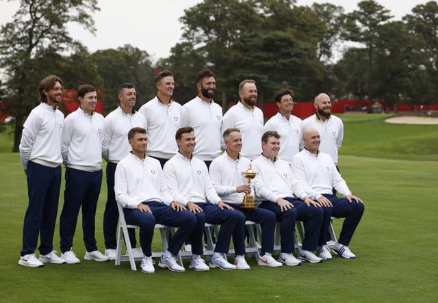 Golf - The 2025 Ryder Cup - Bethpage Black Golf Course, Farmingdale, New York, United States - September 23, 2025 Team Europe captain Luke Donald holds the Ryder Cup trophy as he poses for a team group photograph ahead of the competition IMAGN IMAGES via Reuters/Peter Casey