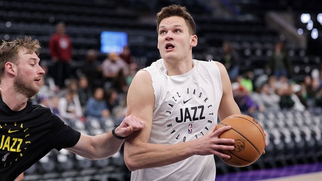 Jazz center Walker Kessler (24) warms up before the game against the Chicago Bulls at Delta Center