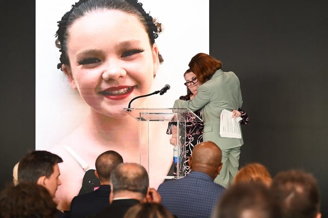 Emma Mason leads a ceremony in New York attended by high-level European leaders, urging them to ban children from social media.