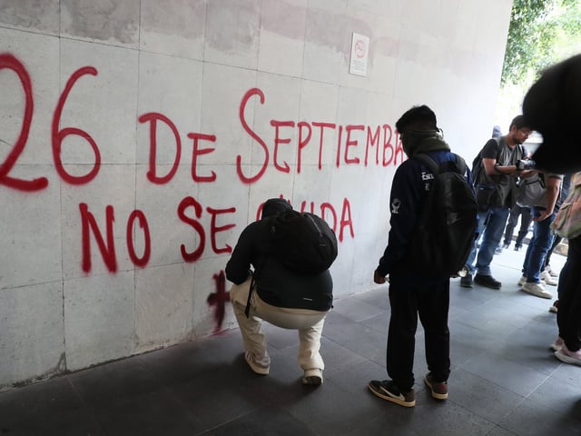 Una persona pinta una pared durante una protesta este miércoles, en Ciudad de México (México)