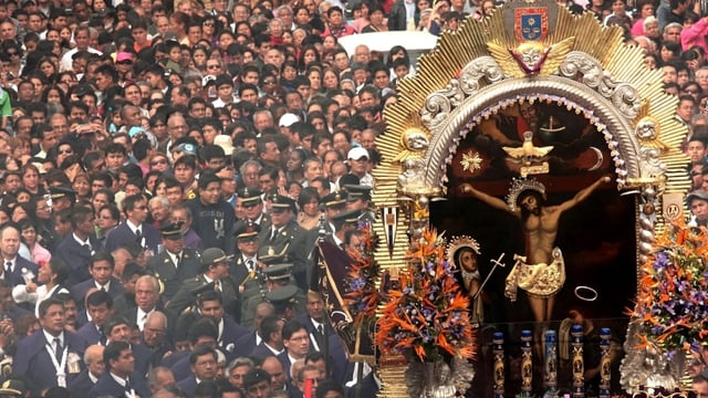 La tradicional y multitudinaria procesión del Señor de los Milagros recorriendo las calles de Lima.