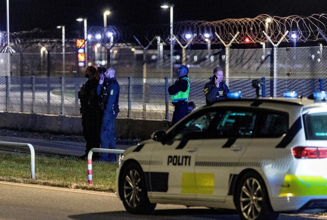 Des policiers montent la garde à l’aéroport de Copenhague en raison de rapports de drones, au Danemark, le 22 septembre 2025.