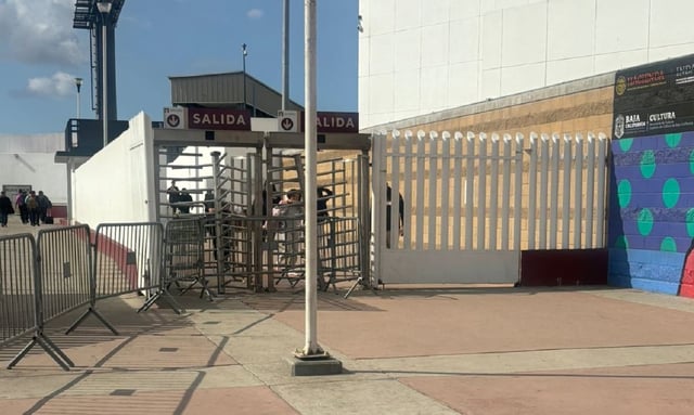 Algunos decidieron cruzar a pie ya que tenían a familiares que ya los esperaban en esta frontera.