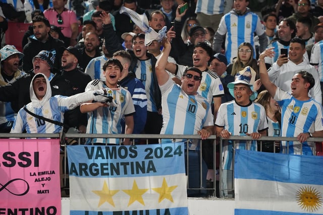 Hinchas argentinos en Chile durante la victoria de la selección mayor sobre la Roja en junio de este año; tras el episodio de Independiente vs. Universidad, la embajada albiceleste les sugiere cuidarse.