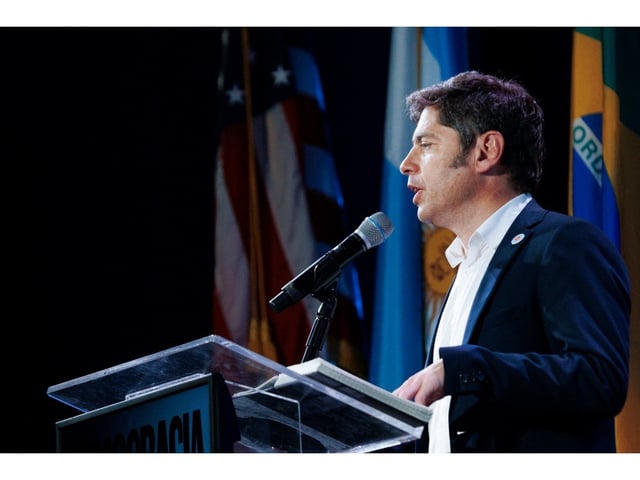 Kicillof advirtió que en Argentina están en riesgo "la división de poderes, el federalismo y la justicia" y reitero el pedido para "que cese la injusta condena contra Cristina".