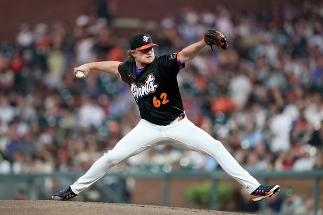 SAN FRANCISCO, CALIFORNIA - SEPTEMBER 23: Logan Webb #62 of the San Francisco Giants pitches against the St. Louis Cardinals in the second inning at Oracle Park on September 23, 2025 in San Francisco, California. (Photo by Ezra Shaw/Getty Images)