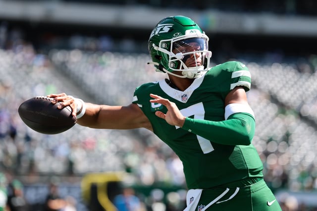 Justin Fields #7 of the New York Jets warms up prior to the game against the Buffalo Bills at MetLife Stadium on September 14, 2025 in East Rutherford, New Jersey.