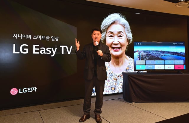 Baik Seon-pill, the head of LG's home electronics product planning division, speaks during a press conference in Seoul on Sept. 25, 2025. (Yonhap)