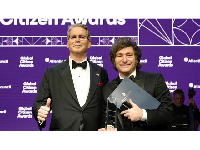 Javier Milei junto a Scott Bessent.