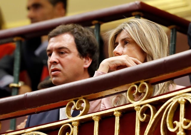 La esposa de Pedro Sánchez, Begoña Gómez, y su hermano, David Sánchez, en la tribuna de invitados del Congreso de los Diputados en la sesión de investidura. EFE/Ballesteros
