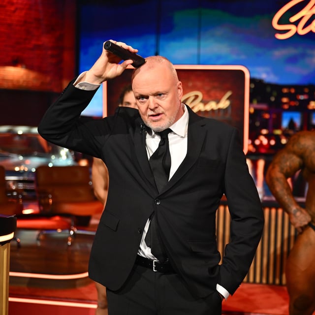 Stefan Raab setzt mit seinem Rasierer kurzerhand an – und schneidet sich die Haare ab.