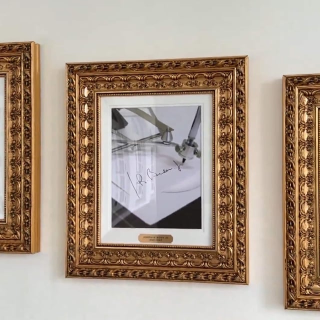 US-Präsident Donald Trump hat eine neue sogenannte „Wall of Fame“ entlang eines Gehwegs im Westflügel des Weißen Hauses vorgestellt. Dort hängen Portraits aller 47 Präsidenten der Vereinigten Staaten. Ein Bild sticht dabei heraus.