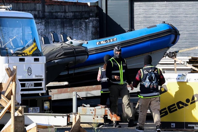 Agentes durante el registro realizado en la nave de Cambados.