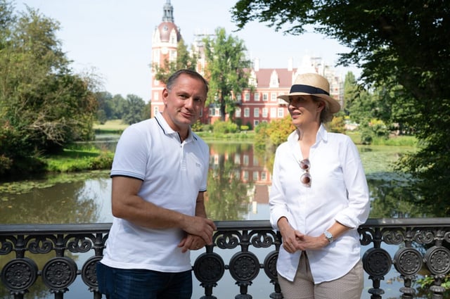 AfD-Chef Tino Chrupalla mit der Co-Vorsitzenden Alice Weidel 2024 vor dem Schloß Bad Muskau im Fürst-Pückler-Park.