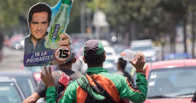 Aunque se les publicita y vende como líquidos que ayudan a recuperarse de la fatiga y a brindar mayor energía en el momento, especialistas del IMSS explicaron que no son bebidas saludables. Foto: Moisés Pablo Nava, Cuartoscuro