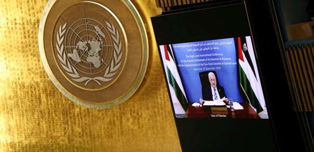 Le président palestinien Mahmoud Abbas s'exprime par vidéo lors d'un sommet au siège des Nations unies, à New York, le 22 septembre 2025