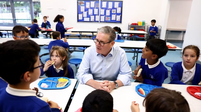 Keir Starmer alongside school children on the day he announced the expansion of free school meals. Image: No 10 Downing Street/ Simon Dawson