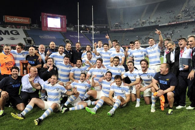 Una imagen como para toda la vida: el festejo de la primera victoria argentina contra Sudáfrica en Sudáfrica, por el Rugby Championship 2015 y ante la presencia de los héroes de la gira del '65.