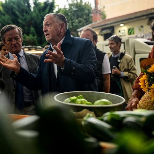 Le candidat à la mairie de Lyon, Jean-Michel Aulas, visite un marché, le 23 septembre 2025.