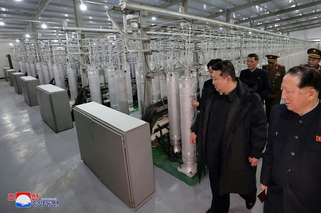Photo non datée publiée par l'agence de presse officielle nord-coréenne Kcna via Kns, le 29 janvier 2025, du dirigeant nord-coréen Kim Jong-un (c) inspectant un site de production de matières nucléaires et un laboratoire d'armes nucléaires, dans un lieu non déterminé en Corée du Nord