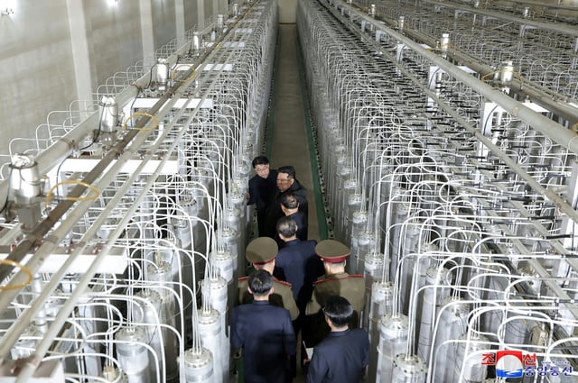 Photo non datée publiée par l'agence de presse officielle nord-coréenne Kcna via Kns, le 29 janvier 2025, du dirigeant nord-coréen Kim Jong-un (c) inspectant un site de production de matières nucléaires et un laboratoire d'armes nucléaires, dans un lieu non déterminé en Corée du Nord