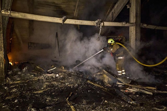 Rescatistas ucranianos trabajan en el lugar del bombardeo en Járkov, noreste de Ucrania