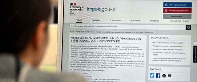 Un homme devant le site des impôts.
