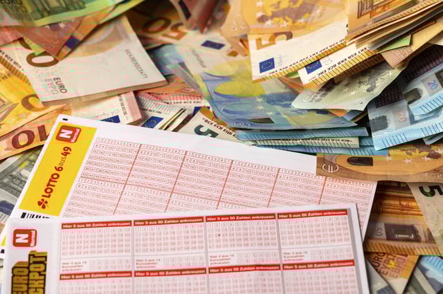 Eurojackpot-Schein und Bargeld (Symbolbild)